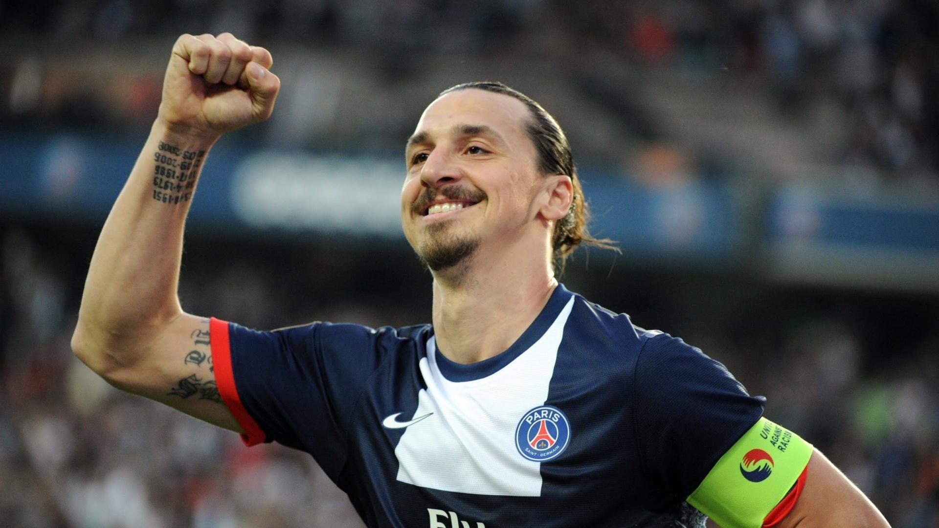 张奔斗甩开护肘，在网球海洋中畅游如瑜