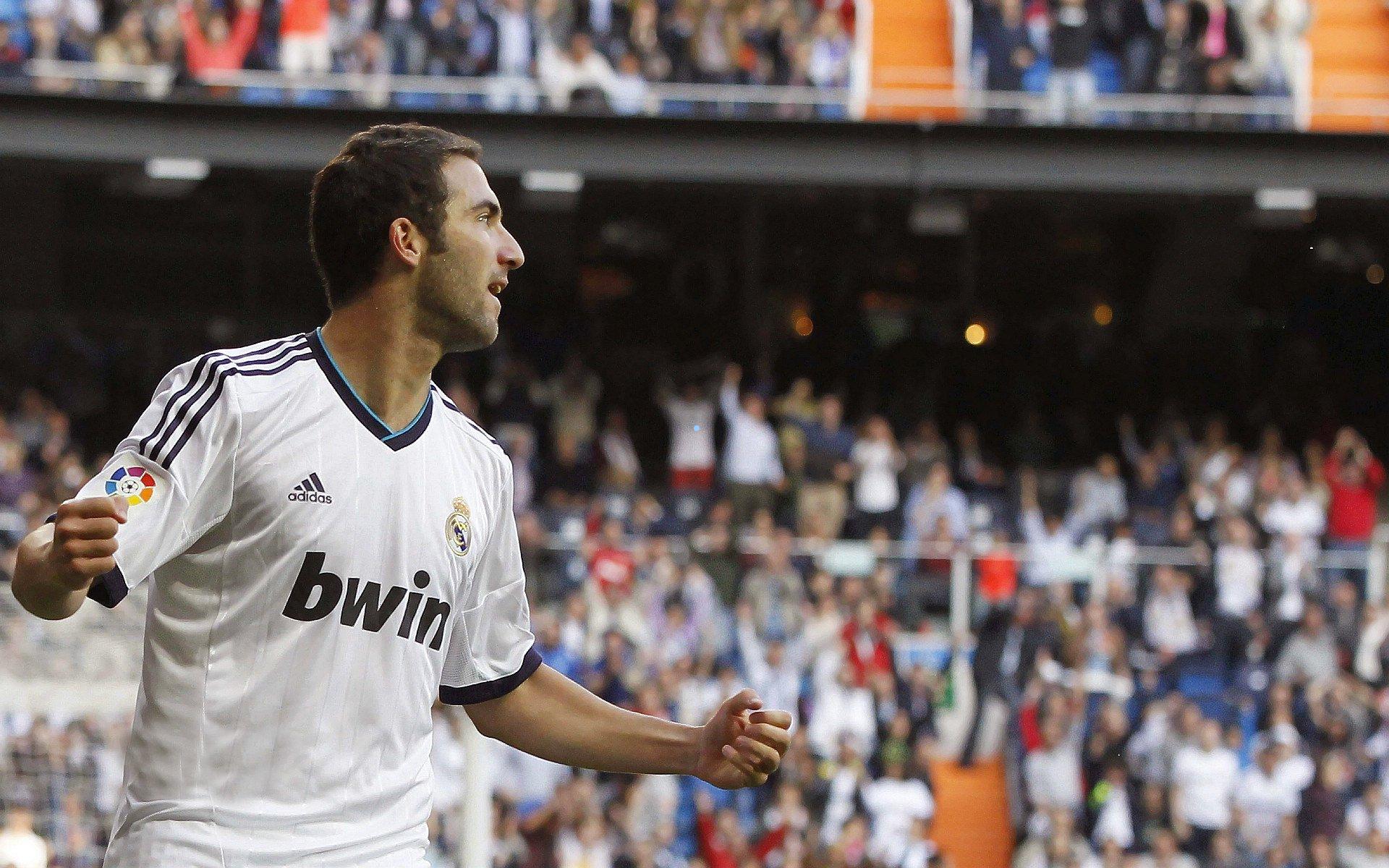 斯特林转会热潮，切尔西面临多队角逐，富勒姆积极推动前锋交易